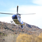 Imagen de ayer del helicóptero de los Mossos d’Esquadra que participó en el operativo. 