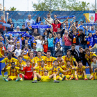 Los jugadores y la afición desplazada, que no falló en la última jornada, celebraron juntos la victoria.