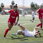 Patri supera en conducció una rival del Còrdova, en una acció de la segona meitat.