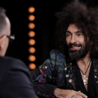 Risto Mejide i el violinista Ara Malikian conversen al sofà de ‘Viajando con Chester’.