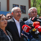 El candidato presidencial opositor turco, Kemal Kiriçdaroglu, tras depositar su voto.