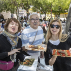 Tres veïns degustant cocs ahir al migdia.