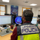 Un agente de la Policía Nacional durante el operativo. 