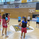 Jugadores del Cadí la Seu rebent indicacions de Jordi Acero, l’entrenador.