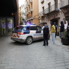 Familiares de los detenidos y de la víctima ayer en los juzgados de Balaguer. 