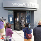 Periodistes ahir davant la seu principal del Silicon Valley Bank (SVB) a Santa Clara, Califòrnia.