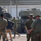 Militares españoles y ucranianos ayer en el Centro de Adiestramiento de San Gregorio, en Zaragoza.