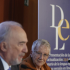 El director de la RAE y presidente de la ASALE, Santiago Muñoz Machado (i), y la directora de la 24.ª edición del Diccionario de la Lengua Española (DLE), la académica Paz Battaner, ofrecen una rueda de prensa para dar a conocer las novedades de la versión electrónica 23.6 del DLE, este martes en Madrid.