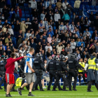 Seguidores del Espanyol invadieron el campo al final del partido.