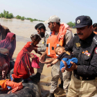 Evacuación de algunas de las personas en Pakistán.