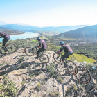 Un grup de ciclistes fa una ruta en un dels espectaculars paisatges que ofereixen les comarques lleidatanes