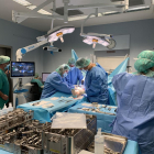 Profesionales del hospital Santa Maria de Lleida hacen una intervención con el nuevo robot para cirugías de prótesis de rodilla.