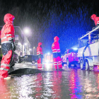 Bomberos de Cantabria achican agua en el polígono industrial de Ampuero por la crecida del río Asón.