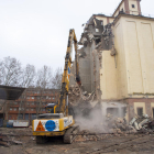 La empresa Delta Punt Enderrocs prosiguió ayer los trabajos de demolición de los silos del Senpa. 