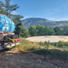 Una cisterna llenando el depósito de agua de boca del núcleo de Cortàs, en Bellver.