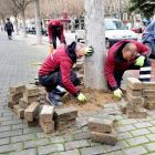 Un grupo de operarios renovando las baldosas de la avenida, ayer. 