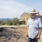 Ramon Torremorell mostrava ahir els efectes del foc a la seua masia a Castellar de la Ribera.