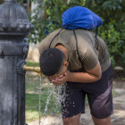 Un joven refrescándose ayer en una fuente en Lleida.