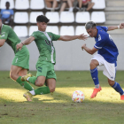 Montero intenta desbordar a un defensor barcelonés en una jugada en el primer tiempo.