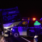 El camión accidentado, un agente de Mossos y una furgoneta de Atestados de la Guardia Civil. 