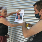 Familiares de Isabel Teruel Carrillo colgando carteles. 