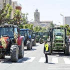 Cerca de 50 tractores recorrieron ayer al mediodía las calles del centro histórico de Cervera. 