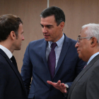Pedro Sánchez, en el medio, conversa con Emmanuel Macron y Antonio Costa.