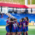 Las jugadoras del Barça celebran el tanto de la leridana Caño.