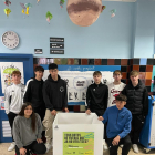 Voluntarios, en el punto de recogida del Centre Cívic de Gardeny.