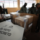 Militares distribuyen material electoral en la capital, Quito.