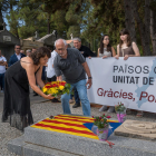 Anna Erra ayer en una ofrenda floral en la tumba de Pompeu Fabra.