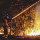 Efectivos de la Unidad Militar de Emergencias (UME) tratan de apagar las llamas de un foco del incendio en Tenerife.