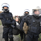 La policía saca a Greta Thunberg fuera de la mina de luetzerath.