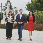 Alberto Núñez Feijóo entre la presidenta del PP cántabro y la alcaldesa de Santander.