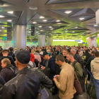 Ciudadanos rusos haciendo cola para coger un avión en el aeropuerto de Vnukovo, Rusia.