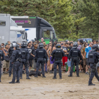 Agentes de los Mossos en el desmantelamiento de la fiesta. 