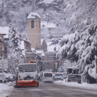 Imagen de una máquina quitanieves pasando ayer por la mañana por Esterri d’Àneu. 