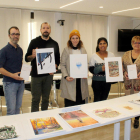 Els membres del jurat, amb les il·lustracions guanyadores.