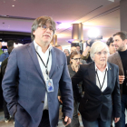 Los eurodiputados de Junts Clara Ponsatí y Carles Puigdemont llegan al pleno del Parlamento Europeo en una imagen de archivo.