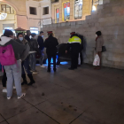 El joven tendido, junto a mossos y a ciudadanos que avisaron al 112.