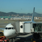 Pla general de l'avió de Vueling amb destí a Màlaga, on han embarcat els passatgers que han pogut provar el reconeixement biomètric, el 15 de desembre del 2021. (Horitzontal)

Data de publicació: dimecres 15 de desembre del 2021, 13:51

Autor: