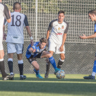 Un jugador del Solsona intenta escapar-se de la pressió dels rivals.