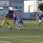 Una jugada d’atac del Tàrrega durant el partit disputat ahir al Camp Municipal El Xoperal.