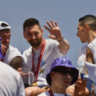 Leo Messi, al costat de De Paul, saluda durant la rua.