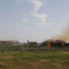 Sofocan un aparatoso incendio en un pajar de una explotación ganadera en Bellvís