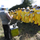 Alumnos de Riner y Viladecans participaron en el traslado del enjambre de abejas hasta el Solsonès.