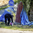 Una persona diposita un ram de flors a l’escena de l’accident.