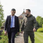 El primer ministro británico, Rishi Sunak, pasea con el presidente de Ucrania, Volodímir Zelenski.