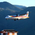 Un avió procedent de Madrid arribant a l'aeroport Andorra-La Seu.