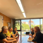 Un instante de la reunión mantenida entre la delegada del Govern en Lleida, Montse Bergés, y representantes de la plataforma SomRotondes.